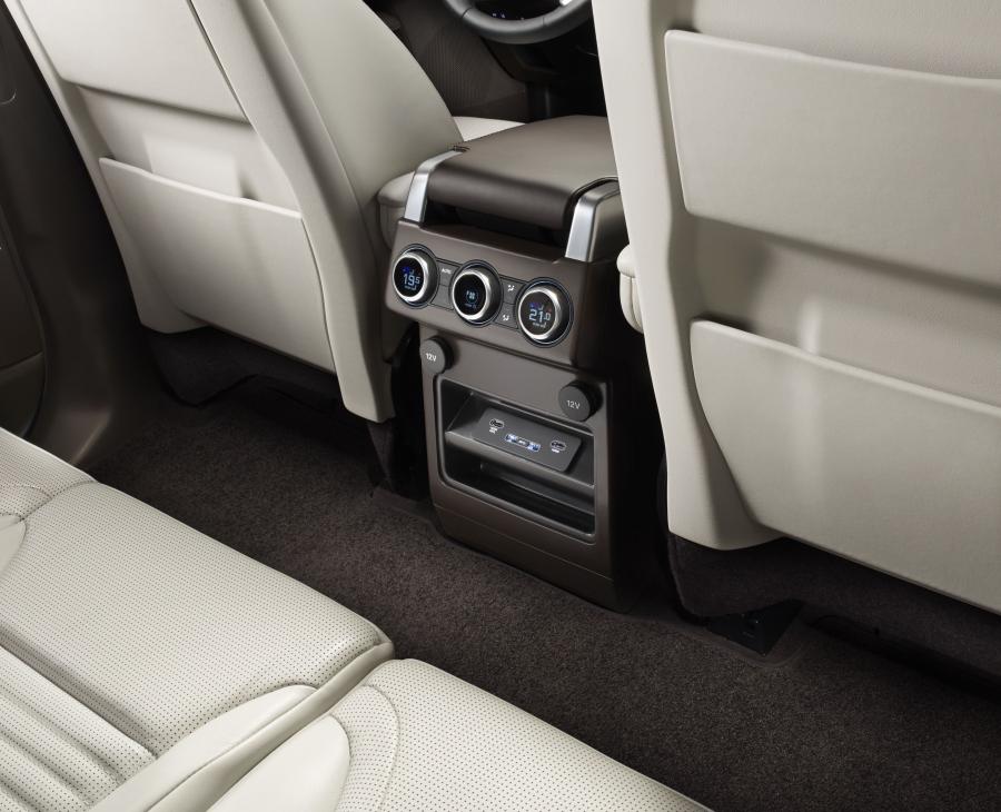 Детали интерьера Land Rover Discovery HSE 2017 года  (фото 82 из 96)